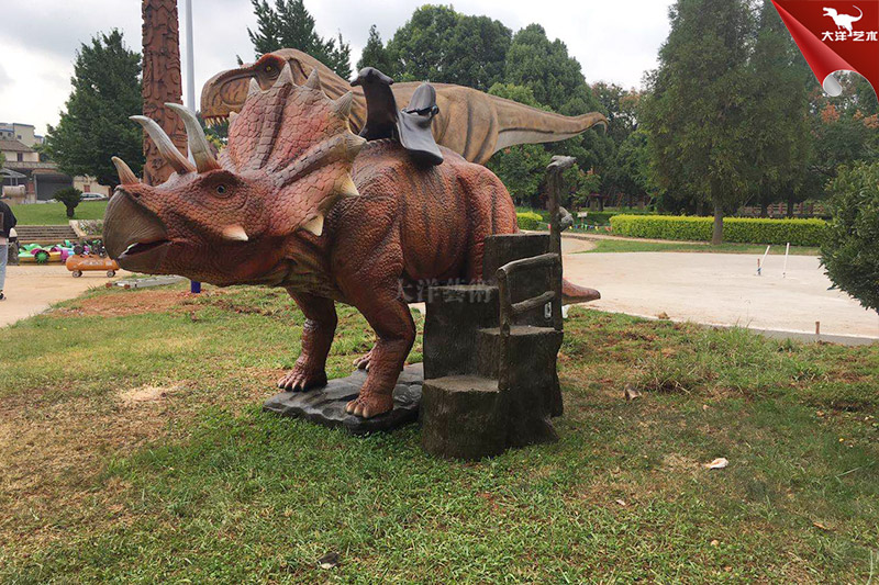 廣場公園乘騎仿真恐龍，仿真三角龍